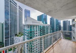 Balkonas arba terasa apgyvendinimo įstaigoje Ocean View Stunning 3BR Apartment On 26th Floor