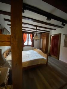 1 dormitorio con cama y ventana en Charmantes Ferienhaus „Am Stift“ in zentraler Lage, en Herdecke