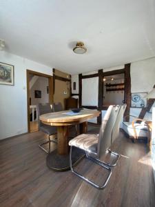 a dining room with a wooden table and chairs at Charmantes Ferienhaus „Am Stift“ in zentraler Lage in Herdecke