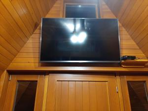 einen Flachbild-TV auf einem Schrank in der Unterkunft Koliba Umoljani in Umoljani