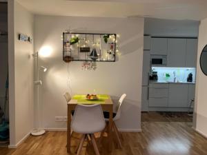 Zimmer mit einem Tisch und Stühlen sowie einer Küche in der Unterkunft QnQ home in Helsinki