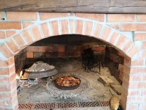- un four en briques avec une cuisine à base de poulet dans l'établissement Vila Danica, à Poličnik