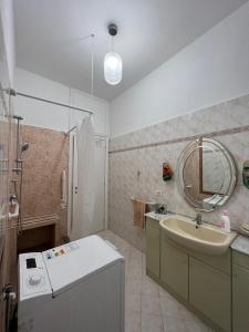 A bathroom at Palazzo Senesi