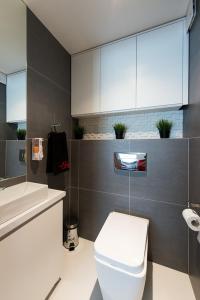 Kúpeľňa v ubytovaní Cozy and Large 62 m2 Apartment with Air Conditioning, Old Town