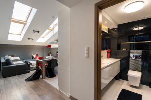 Kuchyňa alebo kuchynka v ubytovaní Cozy and Large 62 m2 Apartment with Air Conditioning, Old Town