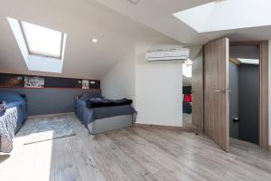 Posteľ alebo postele v izbe v ubytovaní Cozy and Large 62 m2 Apartment with Air Conditioning, Old Town