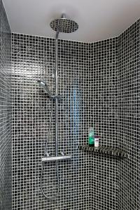 Kúpeľňa v ubytovaní Cozy and Large 62 m2 Apartment with Air Conditioning, Old Town