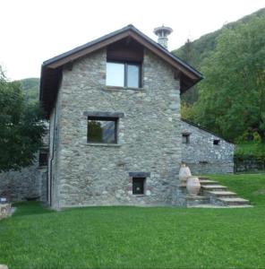 a stone building with a window on the side of it at CHECK-IN CASAS Borda Blaner in Villanova