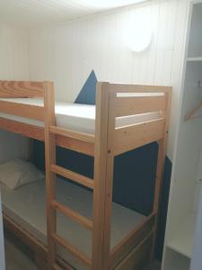 Ce lit superposé se trouve dans une petite chambre. dans l'établissement Appartement 6/7 personnes pied des pistes à Plagne centre, à La Plagne