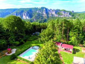 uma vista aérea de uma casa e de uma piscina em Laasenhof Resort em Struppen