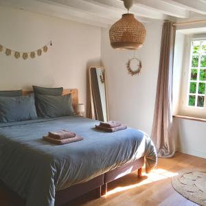 1 dormitorio con 1 cama con 2 toallas en Le Clos des Noues, en Hermeray