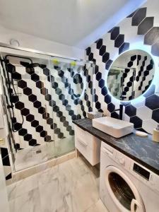 a bathroom with a washing machine and a mirror at Magnifique Studio - 36m2 - tout équipé in Courcouronnes