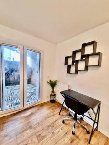 a room with a desk and a large window at Magnifique Studio - 36m2 - tout équipé in Courcouronnes