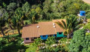 an overhead view of a house with a red roof at Flats Brasil Itacaré in Itacaré