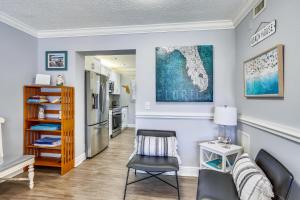 ein Wohnzimmer mit einem Sofa und einem Stuhl in der Unterkunft Sea Shell 14 - Premier in Clearwater Beach