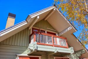 una casa con balcón en la parte superior en First Villa en Yamanakako