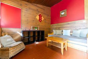 Habitación con cama, banco y mesa. en Gite le Grand Renaud en Le Bourg-dʼOisans