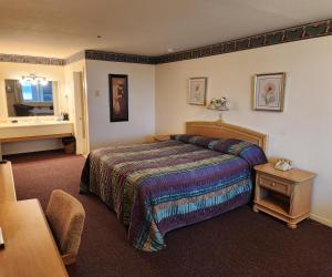 Un pat sau paturi într-o cameră la Bayview Inn