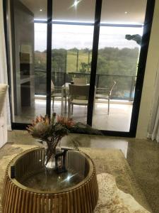 Posezení v ubytování 1 The Eighteenth, Prince’s Grant Golf Estate + 58 fotografií