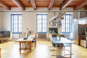 cocina grande con techos y ventanas de madera en Sunny Stylish Spacious Loft in Old-Port, en Marsella
