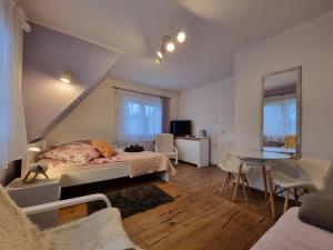 シュクラルスカ・ポレンバにあるWilla Martaのベッドルーム1室(ベッド1台、テーブル、椅子付)