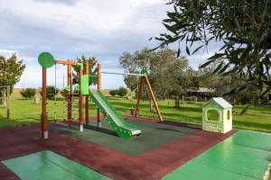 einen Spielplatz mit Rutsche in einem Park in der Unterkunft Apartamentos Porcia in Tapia de Casariego