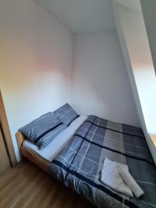 um quarto com uma cama em um quarto em Šumor šume - Tara em Kaludjerske Bare
