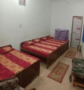 Giường trong phòng chung tại HOTEL PUSPWAN AND RESTAURANT by StayApart