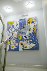 ein Gemälde, das an einer Wand in einem Raum hängt in der Unterkunft Alma Casa Boutique in Arequipa
