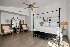 カールスバッドにあるLuxury Ocean Views & Steps To The Sand - Tower 36 Upper Condo Unitのベッドと天井扇風機のある寝室