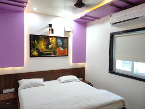 Giường trong phòng chung tại Hotel Sardar Rooms