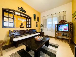 un soggiorno con divano e TV di Hotel Parque Atlântico a Ubatuba
