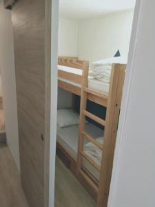 Cette petite chambre comprend des lits superposés. dans l'établissement Appartement 6/7 personnes pied des pistes à Plagne centre, à La Plagne