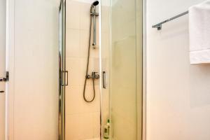 Phòng tắm tại Blue View, a Home in Madeira +20 ảnh