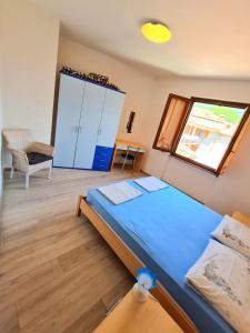 Un dormitorio con una cama grande y una ventana en Residence Casa Silvana, en Tignale
