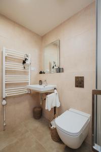 uma casa de banho com um WC e um lavatório em Apartmán Hillside X34, Kubínska Hoľa em Dolný Kubín