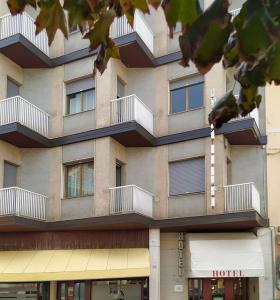 un hotel con balcones en el lateral de un edificio en Hotel Friuli en Cervignano del Friuli