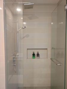 La salle de bains est pourvue d'une douche avec une porte en verre. dans l'établissement One Bukit Ceylon KLCC, à Kuala Lumpur