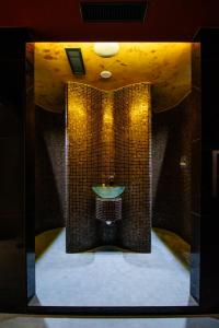 ein Badezimmer mit grünem Waschbecken und gefliesten Wänden in der Unterkunft Apartman Bamboo D107 in Starý Smokovec