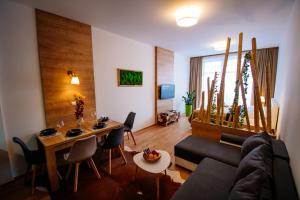 ein Wohnzimmer mit einem Sofa und einem Tisch in der Unterkunft Apartman Bamboo D107 in Starý Smokovec