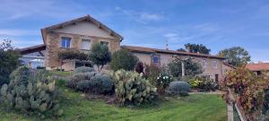 una casa con un montón de cactus en un patio en Figuets 3, en Châteauneuf-de-Galaure