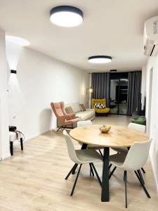 een eetkamer en een woonkamer met een tafel en stoelen bij Bat Yam apartment in Bat Yam