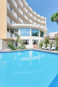 The swimming pool at or close to Hotel Schiller