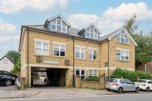 une grande maison en briques avec un garage dans l'établissement Stylish Central Watford 2 Bedroom and Sofa Bed Apartment with Free Parking, à Watford