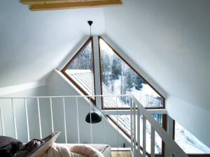 una camera con scala e ampia finestra di Apartman Bratrouchov a Jablonec nad Jizerou