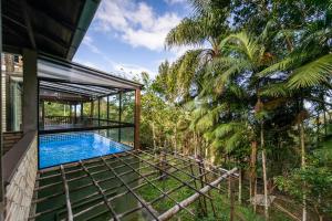 an image of a swimming pool on a house at Casa vista incrível com piscina centro Bombinhas in Bombinhas