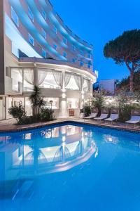 The swimming pool at or close to Hotel Schiller