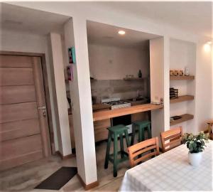 cocina con mesa y sillas y cocina con fogones en Patagonia Host, JAMA en Villa La Angostura