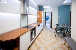 Kuchyňa alebo kuchynka v ubytovaní Urban Jungle Apartment in the Citycenter