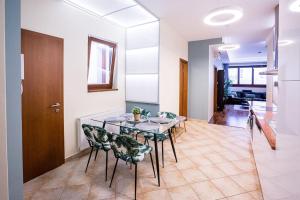 Kuchyňa alebo kuchynka v ubytovaní Urban Jungle Apartment in the Citycenter